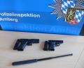 Bild: Polizei Amberg
In Deutschland braucht man dafür eine Erlaubnis: Die tschechischen Waffen, die die Polizei bei drei Männern bei einer Verkehrskontrolle gefunden hat.