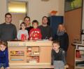 Bild: bey
Ludwig Adam, Georg Janner und Christoph Witt (von links) übergeben im Kinderhaus Parkstein das neue Spielgerät. Kinderhausleiterin Jutta Kellner-Schreml (rechts) dankt für die großzügige Unterstützung.