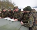 Bild: bö
Orientierung ist das A und O im Truppenübungsplatz. Auf gut Bayerisch würde man fragen „Wou sama?“. Aufmerksamer Beobachter beim Reservistenmarsch ist hier Major Wolfgang Tauschke (rechts) von der Pateneinheit.