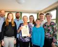 Bild: es
Wilma Kuhrfeldt (vorne, Mitte) feiert mit Bürgermeister Max Völkl, Enkel Roger (hinten, von links) , Elisabeth, Fred, Stefan, Sophie Eckl (von rechts) und Katharina Eckl (vorne, links) ihren 90.Geburtstag.