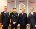Bild: bnr
In den nächsten Jahren stehen Kommandant Thomas Klinger (Zweiter von rechts) und sein Stellvertreter Albert Lindner (Dritter von rechts) an der Spitze der Feuerwehr Woppenhof. Zur Wahl gratulierten Bürgermeister Konrad Kiener (rechts) und KBM Dieter Schweiger (links).
