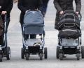Bild: Foto: Marcus Brandt dpa/lno
Drei Frauen schieben am Donnerstag (19.11.2009) ihre Kinderwagen über die Strandpromenade des Ostseebads Travemünde. +++(c) dpa - Report+++ | Verwendung weltweit