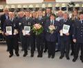 Bild: jr
Langjährige und verdiente Mitglieder ehrte die Feuerwehr Pfaffenreuth bei ihrer Jahresversammlung. Im Bild (von links) Gemeindevertreter Alois Männer, Werner Dietrich, Ludwig Hecht, Gerhard Fischer, Ludwig Schwamberger, Martina Kropf, Vorsitzender Max Ernstberger, Erna Helm, Anton Bäumler, Johann Fischer, Julia Fischer, Kommandant Konrad Kolb und Christoph Dietrich.