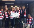 Bild: exb
Der Fanclub übergibt den Spendenscheck (von links): Veronika Hofmann, Simon Burkhard, Sabrina Kreuzer, Ingrid Mallmann, Robert Fröhler, Bernd Hofmann, Kerstin und Konrad Baumann sowie Michael Babl.