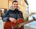 Bild: anv
Taher (26) alias Tito singt einmal im Monat in der Amberger Fußgängerzone Popsongs.