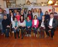 Bild: sl
Martina Reichenberger, Renate Simon, Marga Schieder-Beierl, Manuela Weißenburger und Petra Bodensteiner (vorne, ab Zweite von links) bleiben weiter an der Spitze der Gymnastikgruppe. Pfarrer Adam Nieciecki (links), DJK-Vize Helmut Süß und Bürgermeister Anton Kappl (von rechts) gratulieren allen Gewählten für die Übernahme der Ehrenämter..