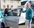 Bild: Gabi Schönberger
Melanie Kriechenbauer, Birgit Trottmann und Jasmin Dittmann (von links) posieren vor dem Verah-Mobil. Mit diesem Auto besuchen speziell ausgebildete Versorgungsassistentinnen Patienten zu Hause.