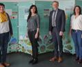 Bild: tr
Beatrix Rustler, Marion Papsch, Bürgermeister Roland Grillmeier, Nicole Schuller und Irmgard Härtl-Düllstaedt (von links) bei der Eröffnung der Wanderausstellung „Vielfalt in der Einheit“ im Mitterteicher Museumscafé.