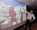 Bild: ubb
Den Mount Everest, den Frank Wisniewski auf der Leinwand zeigt, kann kaum einer bezwingen. Aber allein in seiner Nähe zu sein und seinen Gipfel zu sehen, sei eine Expedition ins Himalaya-Gebirge wert, so der Referent.