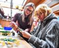 Bild: Florian Miedl
Nadine Pöhlmann (rechts) mit Gruppenleiterin Ricarda Zeitler beim Montieren von Spielzeug.