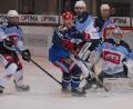 Bild: gb
Vier Weidener gegen einen Selber: Paul Wolf, Mirko Schreyer, Adam Schusser und Goalie Daniel Filimonow (von links) halten Achim Moosberger in Schach. Fünf Mal standen sich die Blue Devils und die Selber Wölfe in dieser Saison schon gegenüber. Die Bilanz lautet 3:2-Siege für Weiden. Am Freitag um 20 Uhr kommt es in der Hans-Schröpf-Arena zum sechsten Aufeinandertreffen.
