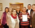 Bild: arw
25 Jahre gehört Vorsitzende Johanna Ludwig (Dritte von rechts) bereits der AWO an. Dazu gratulieren Johann Völkl (von rechts), Bürgermeister Markus Ludwig, Bettina Maier, Gerd Zwerenz, Annemarie Fischer und Gisela Neumann.