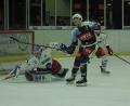 Bild: gb
Matt Abercrombie vor dem Kasten von Wölfe-Goalie Manuel Kümpel: Der Kanadier steuerte am Freitagabend zwei Treffer zum 9:3-Derbysieg der Blue Devils gegen die Selber Wölfe bei.