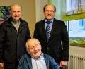 Bild: fdl
Auch Pfarrer Hans-Peter Bergmann (links) und Hirschaus stellvertretender Bürgermeister Josef Birner kamen ins Seniorenheim, um Gottfried Kaa zum 90. Geburtstag zu gratulieren.