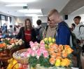 Bild: exb
Sag's durch die Blume beim Valentinstag an der Realschule. Die Schüler hatten dort ein Fairtradeprojekt auf die Beine gestellt.