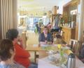 Bild: jzk
"Gschichtn fast wöi im richtign Lebn“, erzählt Anni Lautenbacher (hinten) den Landfrauen im Gasthaus „Zur Fantasie“.