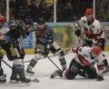 Bild: brü
Mit 3:1 gewann der ERSC Amberg, hier mit Felix Söllner und Andreas Hampl (in den dunklen Trikots von links) sein Heimspiel gegen den ESC Vilshofen.