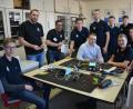 Bild: jr
In der Elektrowerkstatt gaben Schüler der 11. Jahrgangsstufe mit den Lehrern Martin Wunderlich (2. von links) und Dieter Rogler (3. von links) erste Einblicke in die Ausbildungsarbeit. Der Tag der offenen Tür an der FOS/BOS fand großes Interesse.