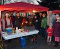 Bild: dob
Im Schein der untergehenden Abendsonne heizen die SPD-Ortsvertreter den Grill vor dem Rathaus an. Bei den zufällig vorbeikommenden Passanten kommt das durchaus an. Eine Bratwurstsemmel mit Kraut schmeckt den Gästen jedenfalls ausgezeichnet.