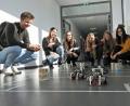 Bild: Winkler
Das Wettrennen mit Robotern macht auch ehemaligen Schülern der FOS/BOS beim Tag der offenen Tür richtig viel Spaß.