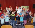 Bild: bkr
Wo Geraldino (Gerd Grashaußer, mit Gitarre) ist, sind Kinder nicht weit. Auch bei seinem Auftritt im SOS-Kinderdorf umringen ihn die Mädchen und Buben bei seinem Mitmachkonzert.