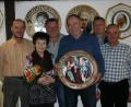Bild: ufh
Franz Freitag (vorne mit Schützenscheibe) gewann das Geburtstagsschießen. Ihm gratulierten (von links) Schützenmeister Werner Wendl, Ehrenschützenmeisterin Maria Bauer, Thomas Fenk, 3. Schützenmeister Hans Lederer und Norbert Bösl.