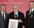 Bild: Stephan Huber
Bürgermeister Michael Göth ehrte bei der Sondersitzung im Namen des Stadtrates Erwin Kraus mit der Bürgermedaille 2018. Rechts Laudator Armin Kraus.