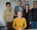 Bild: jr
Franziska Sommer (vorne) ist ab 1. April Ansprechpartnerin in allen Fragen in Rentenangelegenheiten. Untergebracht ist sie im Erdgeschoss des Rathauses. Mit dabei sind (von links) Rentenexpertin Brigitte Scharf, Bürgermeister Roland Grillmeier, Sachbearbeiterin Luisa Kamm und Geschäftsstellenleiter Klaus Schüssler.