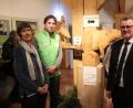 Bild: cog
Am Eingang zur Sonderausstellung empfängt eine Holzskulptur die Besucher. Der Biberbeauftragte Horst Schwemmer (Mitte) erläuterte sie Museumsleiterin Edith Zimmermann (links) und Bürgermeister Michael Göth (rechts): "Der Mensch sitzt dem Biber im Genick, aber wenn er kommt, hat er ganz verschiedene Tiere im Schlepp."