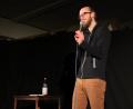 Bild: prh
Mit einer feinen Mischung Poetry-Slam mit wortgewaltigen und ausdrucksstark vorgetragenen Texten und Kabarett mit intelligentem, feinsinnigen Humor überzeugt Alex Burkhard auf der Kleinkunstbühne der Futura.