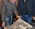 Bild: ck
Werner Striegl (links) von Oberpfalz-Medien zeigt Joseph Nietfeld, Leiter des Historia-Verlags in Freiburg, einen Band aus dem NT-Archiv in der Vohenstraußer Geschäftsstelle.