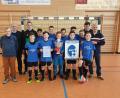 Bild: exb
Die D-Junioren des FC Weiden-Ost haben die Futsal-Bezirksmeisterschaft für sich entschieden. Die Mannschaft von Trainer Fabian Frey (Dritter von links) nimmt nun an der Bayerischen Meisterschaft am kommenden Samstag in Bad Neustadt/Saale teil.