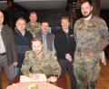 Bild: dl
Major Matthias Voß (vorne), trägt sich zum Abschied ins Gästebuch der Gemeinde Thanstein ein. Dabei sehen ihm (von links) Bürgermeister Walter Schauer, Hans Krämer, Oberstabsfeldwebel Christian Jagode, Ulrich Knoch, Hans Held und sein Nachfolger, Oberleutnant Philip Konieczny, zu.