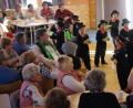 Bild: weu
„Ovi Helau“ hieß es beim Seniorennachmittag der AWO im Mehrgenerationenhaus, als die jungen Damen ihre Showtänze und Gardemärsche präsentierten. Die Bambinigarde hatte als „Schornsteinfeger“ die Sympathien auf ihrer Seite.