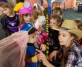 Bild: hai
Was darf bei keinem Kinderfasching fehlen? Natürlich das Brezlnschnappen. Da machen auch der Polizist, die Prinzessin und Darth Vader gerne mit.