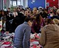 Bild: zer
Blick in die Aula mit den vielen Menschen, die sich beim Second-Hand-Verkauf auch eindecken konnten.