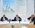 Bild: Hannes
IHK-Gremiumsvorsitzender Bernd Fürbringer, der Tirschenreuther Landrat Wolfgang Lippert, stellvertretender Landrat Albert Nickl für den Landkreis Neustadt/WN und Weidenens Oberbürgermeister Kurt Seggewiß (von links) diskutieren mit Unternehmern über die ökonomischen Stärken und Bedürfnisse der Nordoberpfalz.