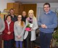 Bild: mmj
Pfarrer Wolfgang Dietz (rechts), Kirchenpfleger Alois Hanauer (links) und Mesnerin Sophia Grau (Zweite von links) dankten bei der Sitzung der Kirchenverwaltung Rosemarie Bindl (Zweite von rechts) für die Tätigkeit als Finanzverwalterin des Kuratbenefiziums. Diese Aufgabe übernimmt nun Lisa Wiezorreck (Mitte). Mit im Bild die weiteren Mitglieder des Gremiums (hinten, von links) Reinhard Wurm und Michael Knott.