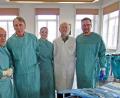 Bild: jma
Oberstarzt Professor Matthias Helm (von links), Professor Holger Rupprecht, Dr.Wagner, Professor Winfried Neuhuber und Professor Harald Dormann sind die Referenten beim Notfallkurs in Erlangen, an dem auch Brandschützer der Kirchenthumbacher Wehr teilnehmen.