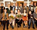 Bild: arw
Die Schützenkönige des Schützenvereins Eichenlaub mit Pokalgewinner und Ehrengästen feiern bis spät in die Nacht.