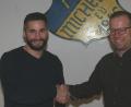 Bild: obl
Der Vorstand Sport sowie Abteilungsleiter Fußball Thomas Gsell (rechts) begrüßt den neuen Spielertrainer des ASV Michelfeld, Christian Ringler (links).