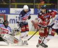 Bild: Christine Vincon
Die Blue Devils verloren am Sonntag beim Tabellendritten EV Landshut mit 2:6. Hier fängt der Weidener Goalie Johannes Wiedemann die Scheibe, mit im Bild Verteidiger Barry Noe und der Landshuter Alexander Ehl (rechts).