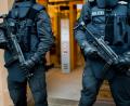 Archivbild: Julian Stratenschulte/dpa
Schwer bewaffnete Polizisten bewachen das Oberlandesgericht in Celle (Niedersachsen) bei einem Prozess gegen zwei ehemalige IS-Kämpfer aus Wolfsburg.