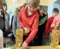 Bild: exb
Am Ende des Workshops „Gesunde Ernährung“ konnte jeder, der wollte, seine eigenen Haferflocken mahlen und für das eigene Frühstücksmüsli mit nach Hause nehmen.