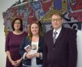 Bild: szl
Teamleiterin Hilke Janssen, Projektvermittlerin Agnes Nitz und Geschäftsführer Leonhard Merkl (von links) vom Jobcenter Tirschenreuth stellen die neuen Fördermöglichkeiten des Teilhabechancegesetz vor.