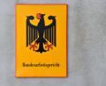 Bild: Martin Schutt
Das Behördenschild des Bundesarbeitsgerichts ist am Eingang des Gebäudes zu sehen. Foto: Martin Schutt/Archiv