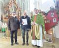 Bild: sl
Pfarrer Adam Nieciecki dankt Josef Adam für seine Dienste in der Pfarrei und Kirchenpfleger Hubert Zitzmann (von rechts) schließt sich dem Dank an.