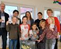 Bild: do
Sie freuen sich über die Spende des Fördervereins: Werner Dobmeier (von links), Gfi-Vertreterin Martina Weiß, Carmen Schedl, Christine Hefner, Schulleiterin Gabriele Bodner und einige Schulkinder.