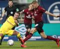 Bild:  Daniel Karmann/dpa
Der Nürnberger Hanno Behrens (r) kämpft mit dem Dortmunder Mario Götze um den Ball.