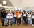 Bild: exb
Die Teams mit Rang 19 (Kristina Müller, Emma Zrenner) und Rang 22 (Mina Aslan, Ida Müller, Vanesa Sedlácková) im Bild mit Rektorin Kerstin Reiter (links) erhielten Präsente der Schule. Deutsch-französischer Tag.